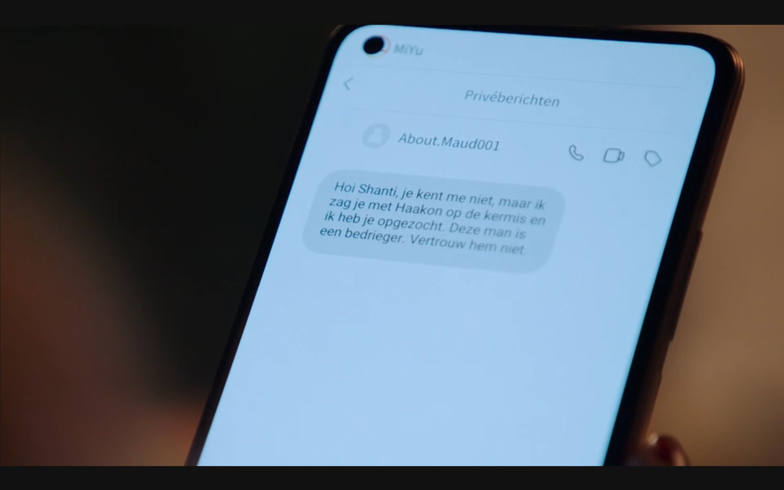 Ene Maud probeert Shanti te waarschuwen voor Haakon